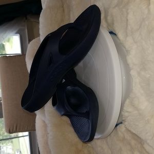 OOFOS therapeutic blue sandals size 11